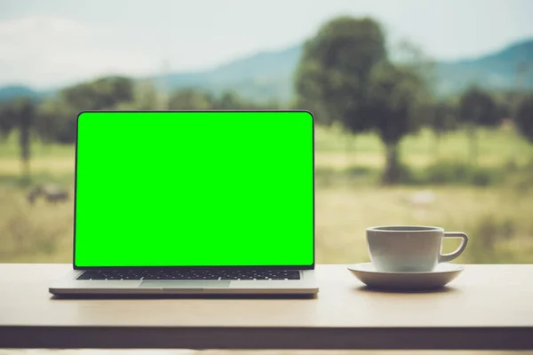 Vit Kopp Kaffe Och Laptop Träbord Affärsidé Grön Skärm Bärbar — Stockfoto
