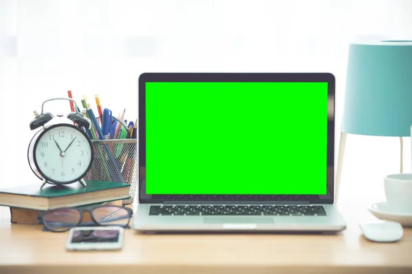 Arbetsplats Med Notebook Laptop Bekväm Arbetsbordet Office Grön Skärm Bärbar — Stockfoto