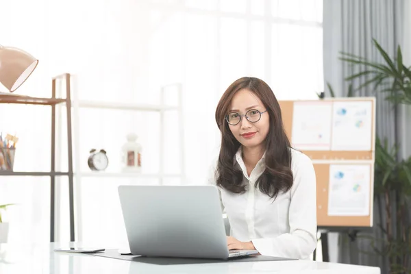 Unga Asiatiska Affärskvinna Arbetar Med Dator Och Ser Kamera Med — Stockfoto