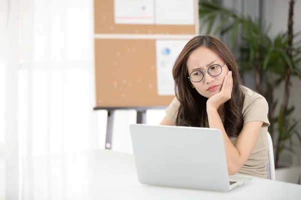 Puzzled Confused Asian Woman Thinking Hard Concerned Online Problem Solution — Stock Photo, Image