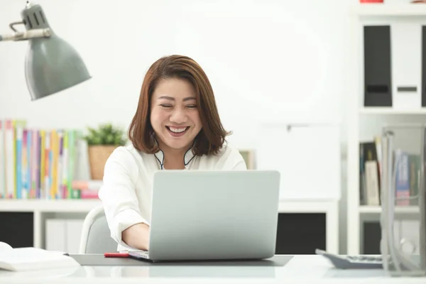 オフィスで幸せな若いアジア女性を現代の技術を使用してを設定 — ストック写真
