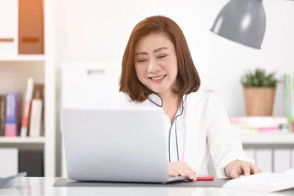 Happy Young Asian Woman Office Set Using Modern Technology — Stock Photo, Image