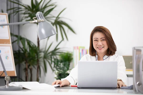 Glad Ung Asiatisk Kvinna Kontoret Inrättats Med Modern Teknik — Stockfoto