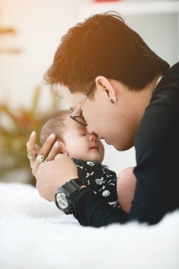 Bebek babası tarafından yürütülmektedir. Oğlunun sevdiği için baba her zaman taşır