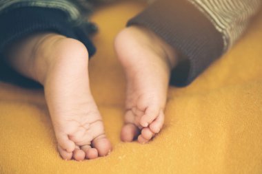 Beyaz bir battaniye - minik bebek ayak portre üzerinde Asya bebek