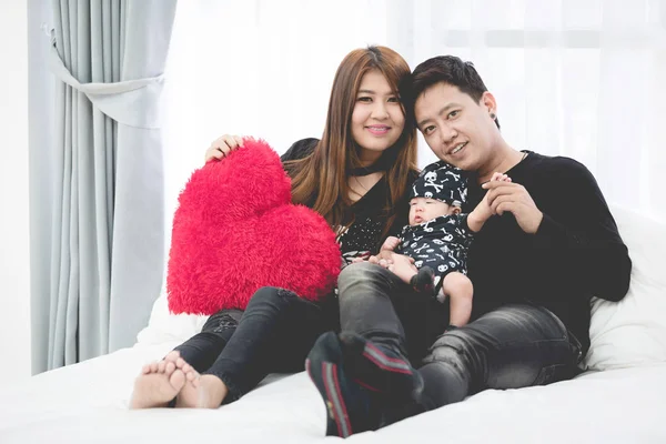 Gelukkig Aziatische Familie Vader Met Baby Dochter Spelen Bed Met — Stockfoto