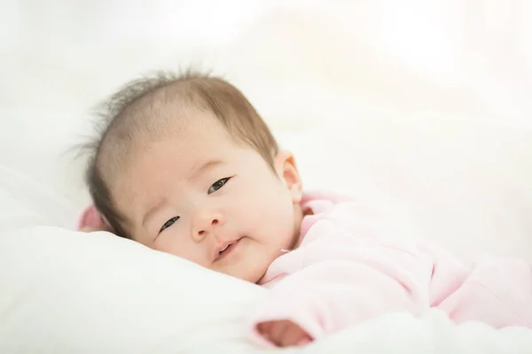 Güzel Gülümseyen Sevimli Asya Bebek — Stok fotoğraf