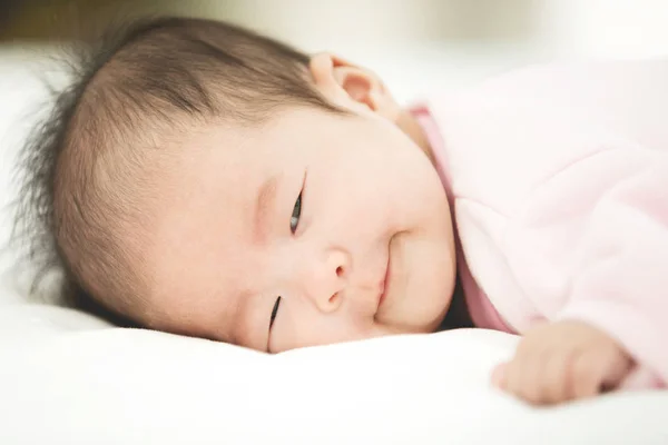 Asiático Muito Sorridente Bebê Menina Deitado Cama — Fotografia de Stock