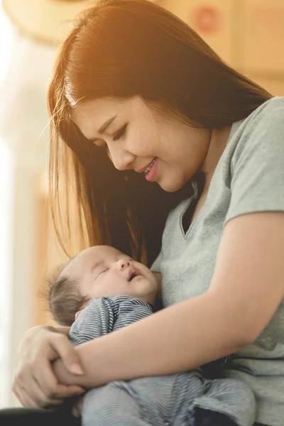 Joven Asiática Madre Tiernamente Sostiene Dormir Hombro Del Bebé Iat —  Fotos de Stock