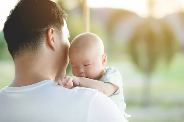 赤ちゃんは 父によって実施されています 常に彼は彼の息子を愛しているから彼を運ぶ — ストック写真