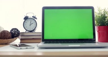 4k: bir dizüstü bilgisayar ile bir anahtar yeşil ekran ayarla iş ofis masası üzerinde. Soldan sağa dolly taşıma