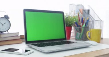 4k: bir dizüstü bilgisayar ile bir anahtar yeşil ekran ayarla iş ofis masası üzerinde. Dolly içinde