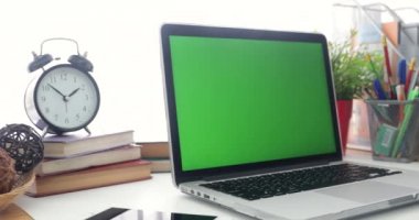 4k: bir dizüstü bilgisayar ile bir anahtar yeşil ekran ayarla iş ofis masası üzerinde. Soldan sağa dolly taşıma
