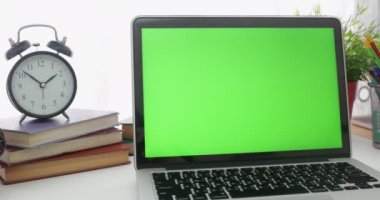 4k: bir dizüstü bilgisayar ile bir anahtar yeşil ekran ayarla iş ofis masası üzerinde. Soldan sağa dolly taşıma