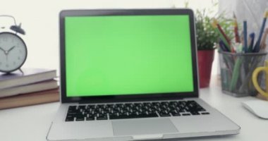 4k: bir dizüstü bilgisayar ile bir anahtar yeşil ekran ayarla iş ofis masası üzerinde. Dolly içinde