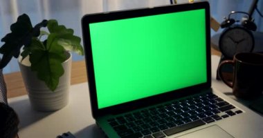 Yeşil ekran ile dizüstü bilgisayar. Karanlık ofisi. Dolly taşıma soldan sağa doğru. Kendi resim veya video koymak için mükemmel. Yeşil ekran teknolojisi kullanılıyor. Chroma anahtar laptop