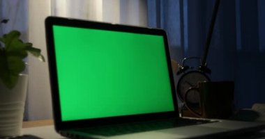 Yeşil ekran ile dizüstü bilgisayar. Karanlık ofisi. Ve dışarı dolly. Kendi resim veya video koymak için mükemmel. Yeşil ekran teknolojisi kullanılıyor. Chroma anahtar laptop