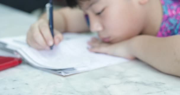 Preadolescentes Asiáticos Haciendo Tarea Con Tableta Con Cara Seria — Vídeo de stock