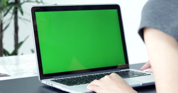 Empleada Oficina Asiática Escritorio Funciona Una Computadora Portátil Pantalla Verde — Vídeo de stock