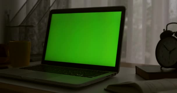Laptop Val Zöld Képernyő Sötét Office Dolly Balról Jobbra Tökéletes — Stock videók