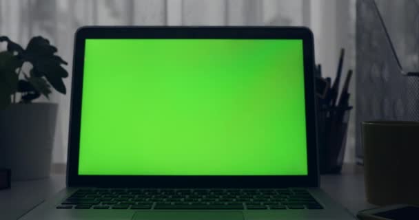 緑色の画面でノート パソコン 暗いオフィス 台車とアウト 画像またはビデオに最適します — ストック動画