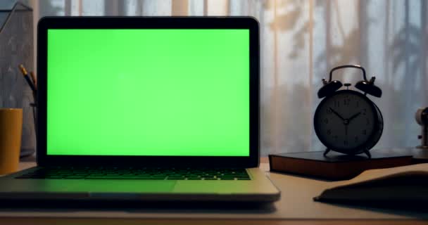 Laptop Com Tela Verde Escritório Escuro Dolly Direita Para Esquerda — Vídeo de Stock