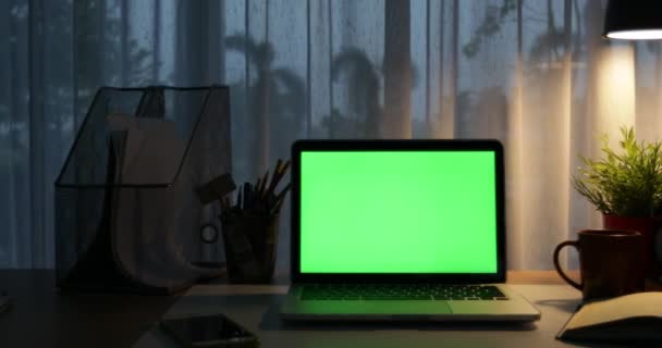 Laptop Met Groen Scherm Donkere Kantoor Dolly Beweging Van Links — Stockvideo