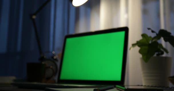 Ноутбук Зеленим Екраном Темний Офіс Доллі Ідеально Підходить Розміщення Власного — стокове відео