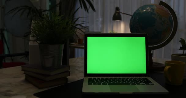 带绿色屏幕的笔记本电脑 黑暗的办公室 多莉向左向右移动 完美地放置自己的图像或视频 绿色屏幕的技术正在使用 色度键笔记本电脑 — 图库视频影像