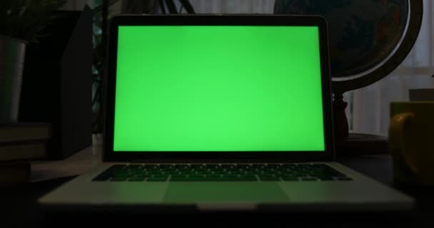 带绿色屏幕的笔记本电脑 黑暗的办公室 多莉出来 完美地放置自己的图像或视频 绿色屏幕的技术正在使用 色度键笔记本电脑 — 图库视频影像