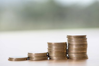 Kirli ve eski madeni para yığınları bir ahşap arka plan masa