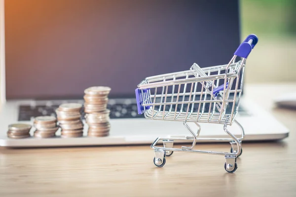 Kleine Winkelwagen Bevat Munten Laptop Werkruimte Houten Tafel Huis Gebruiken — Stockfoto