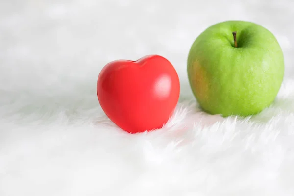 Зеленое Яблоко Красное Сердце Белом Ковре Концепция Здоровья — стоковое фото