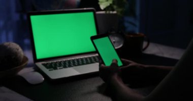 Smartphone ve bir dizüstü bilgisayar ile yeşil ekran kullanarak ele. Dolly içinde 