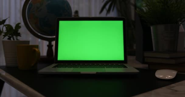 带绿色屏幕的笔记本电脑 黑暗的办公室 多莉进来 完美地放置自己的图像或视频 绿色屏幕的技术正在使用 色度键笔记本电脑 — 图库视频影像