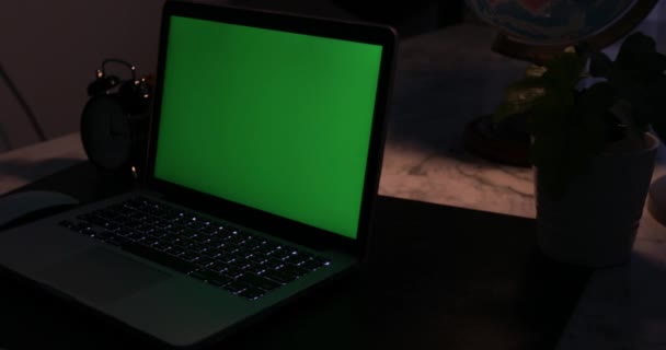 肩越しの入力し コンピューター上を見てします 使用されているテクノロジの緑色の画面です クロマ キーのノート パソコン — ストック動画