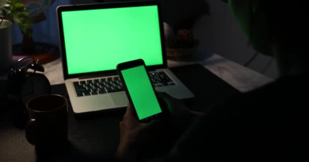 Χέρι Χρησιμοποιώντας Smartphone Και Ένα Φορητό Υπολογιστή Πράσινη Οθόνη Ντόλυ — Αρχείο Βίντεο
