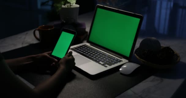 Hand Met Smartphone Een Laptop Computer Met Groen Scherm Dolly — Stockvideo