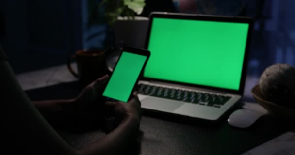Χέρι Χρησιμοποιώντας Smartphone Και Ένα Φορητό Υπολογιστή Πράσινη Οθόνη Ντόλυ — Αρχείο Βίντεο