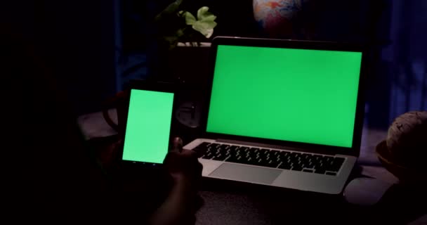 Hand Met Smartphone Een Laptop Computer Met Groen Scherm Dolly — Stockvideo