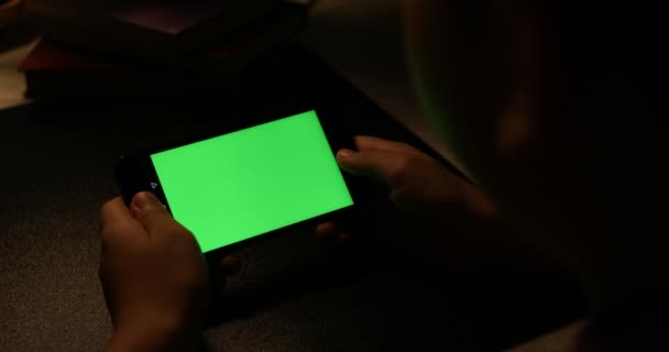 Asyalı Çocuk Kulaklık Ile Kullanılan Teknoloji Yeşil Ekran Tablet Bilgisayar — Stok video