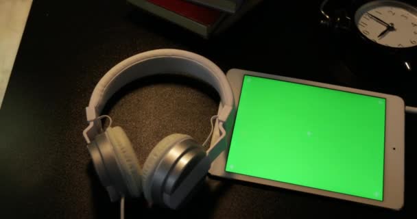 Dolly Shoot Van Green Screen Digitale Tablet Hoofdtelefoon Bureau Nacht — Stockvideo