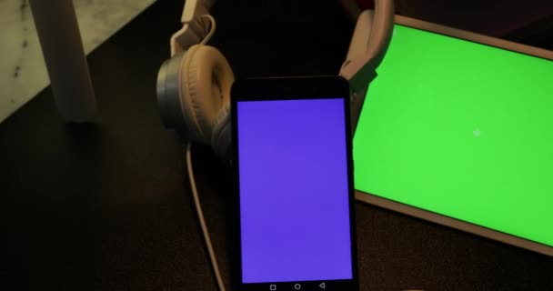 Dolly Tiro Tela Verde Tablet Digital Fones Ouvido Mesa Noite — Vídeo de Stock