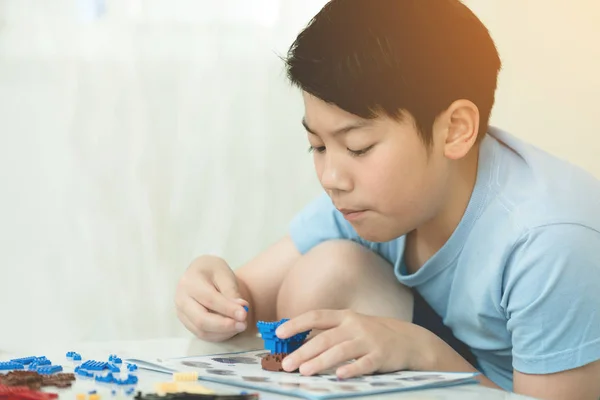 Happy Asijské Boy Hrát Plastový Blok Doma — Stock fotografie