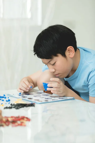 Happy Asijské Boy Hrát Plastový Blok Doma — Stock fotografie