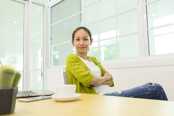 Unga Asiatiska Affärskvinna Som Arbetar Med Persondator — Stockfoto