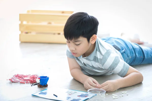 Happy Asijské Boy Lhaní Hraní Plastový Blok Doma — Stock fotografie