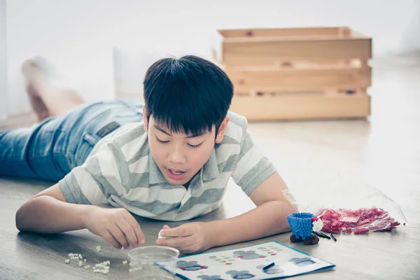 Gelukkig Aziatische Jongen Liggen Kunststof Blok Thuis Spelen — Stockfoto