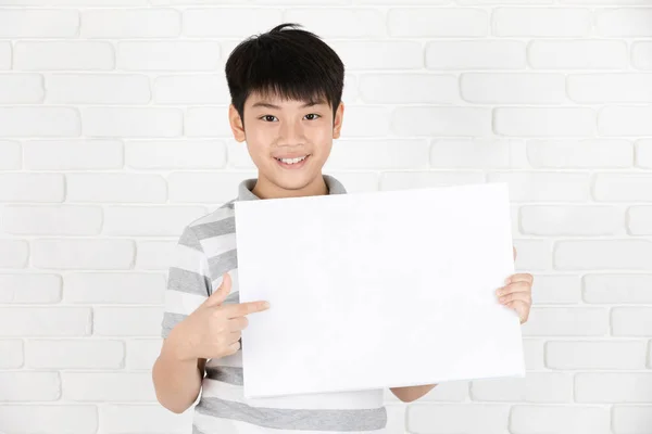 Retrato Ásia Bonito Menino Bom Olhar Segurando Branco Bordo Branco — Fotografia de Stock