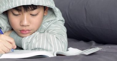 Asya genç dinlenme ve ödevlerini Dolly yapıyor ateş.